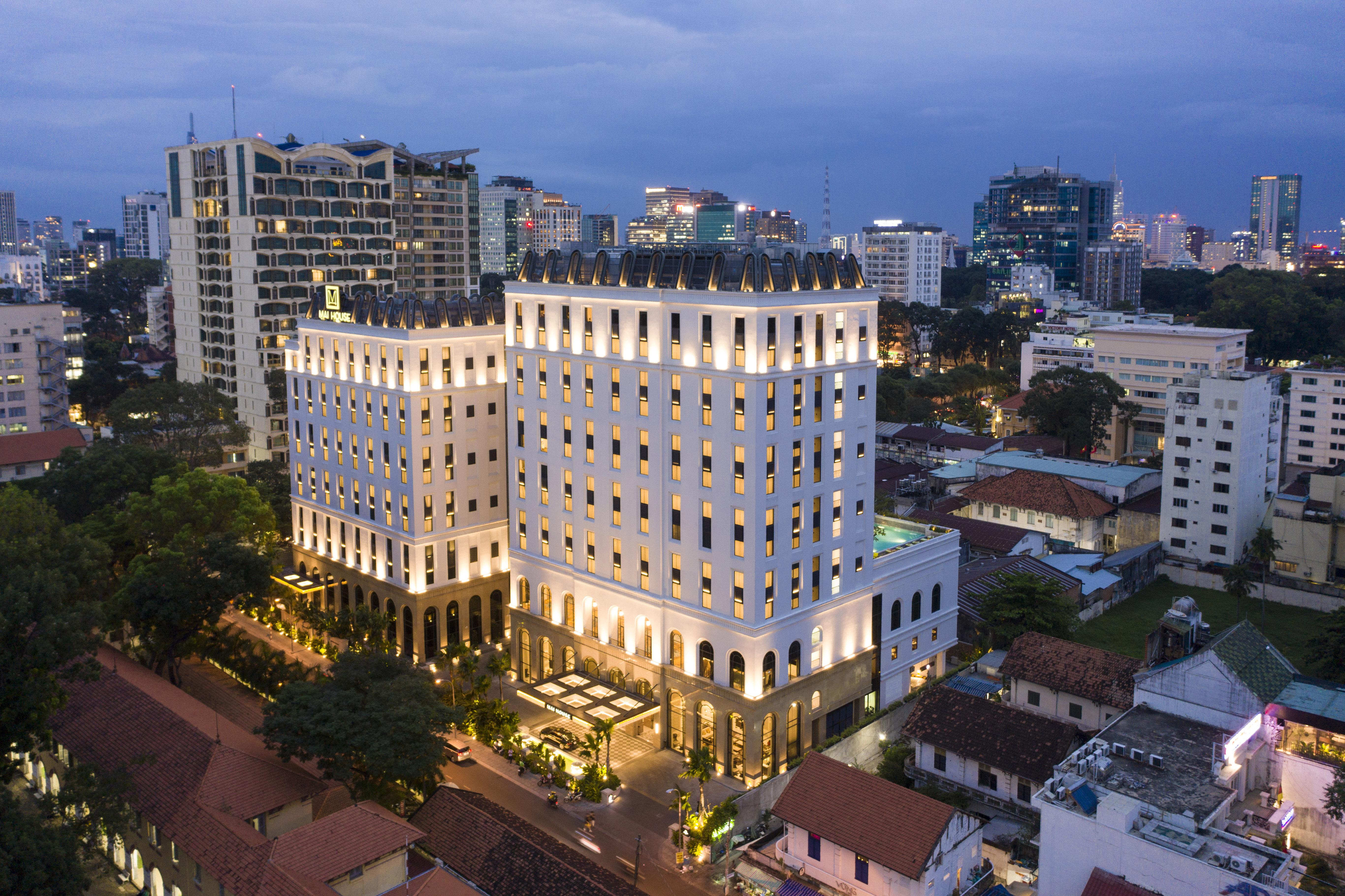 Mai House Saigon Hotel Хошимин Экстерьер фото The hotel at night