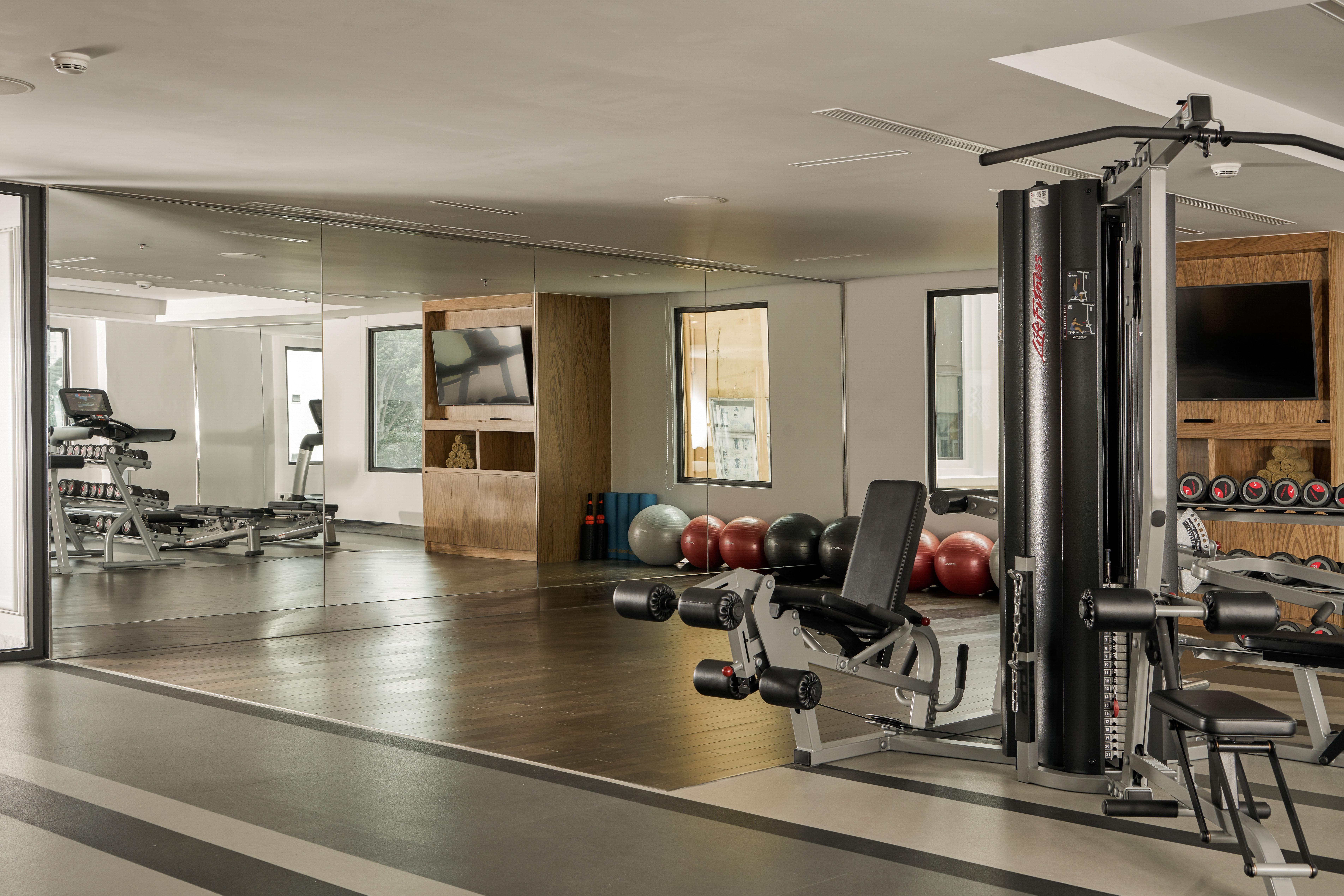 Mai House Saigon Hotel Хошимин Экстерьер фото The gym at The Standard East Village