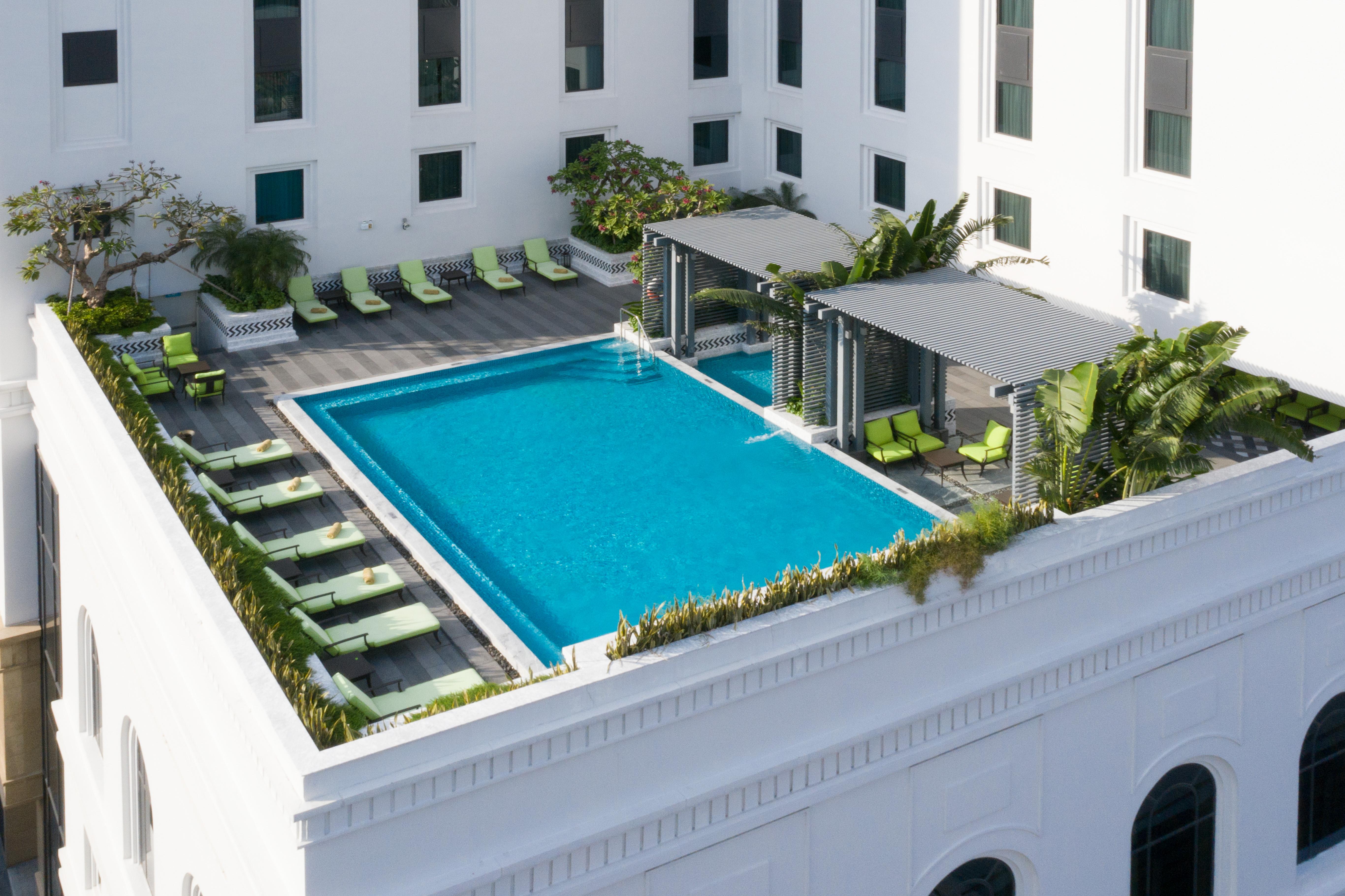 Mai House Saigon Hotel Хошимин Экстерьер фото The hotel's rooftop pool