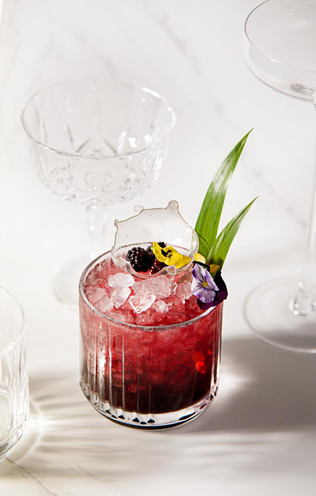 Mai House Saigon Hotel Хошимин Экстерьер фото A cocktail garnished with edible flowers