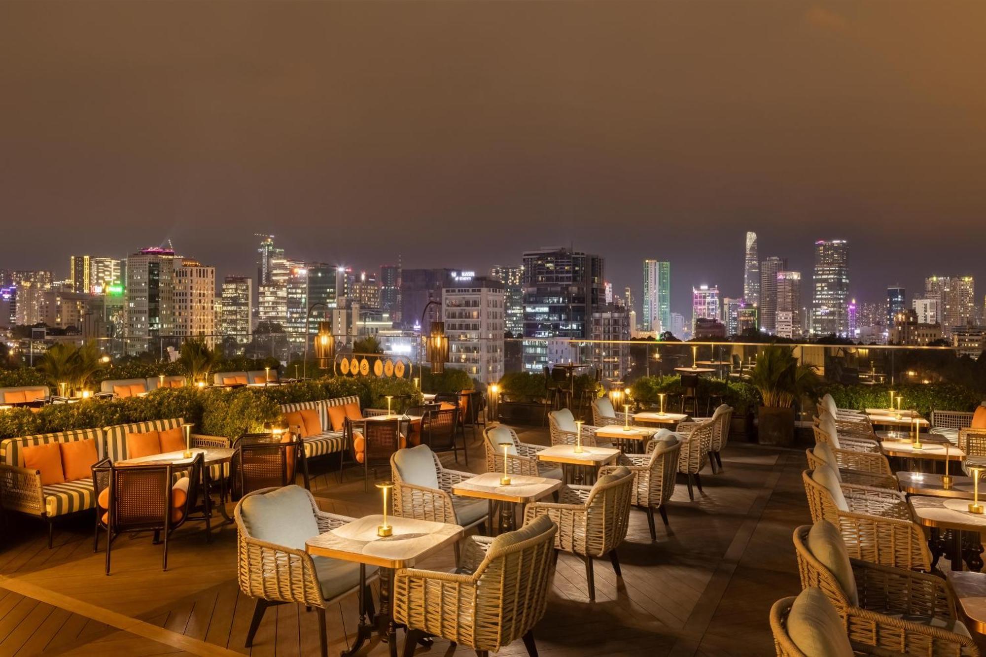 Mai House Saigon Hotel Хошимин Экстерьер фото The View Rooftop Bar