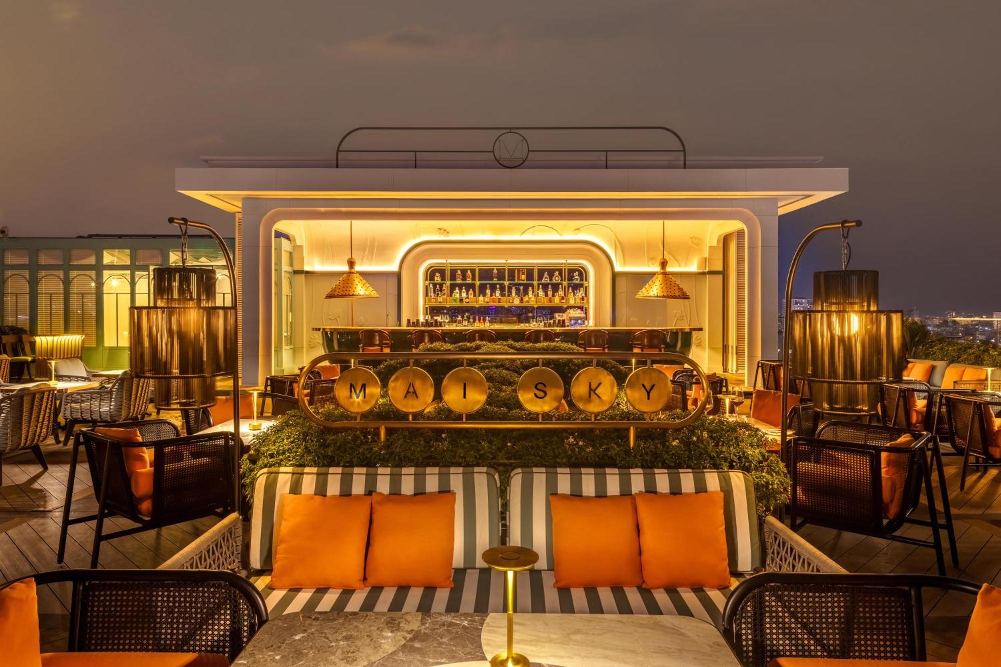 Mai House Saigon Hotel Хошимин Экстерьер фото The bar at the top of the hotel