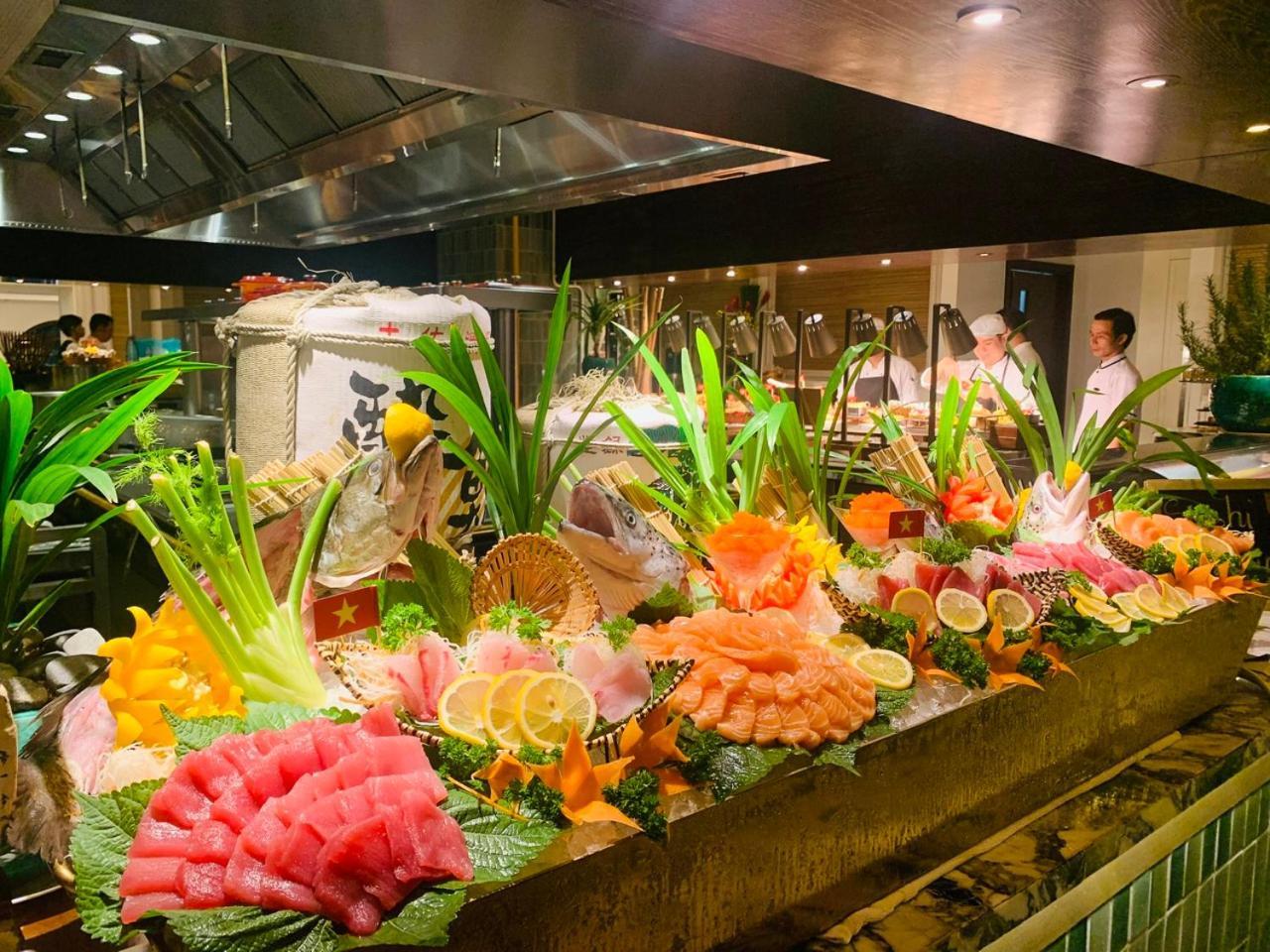 Mai House Saigon Hotel Хошимин Экстерьер фото Seafood buffet at a hotel
