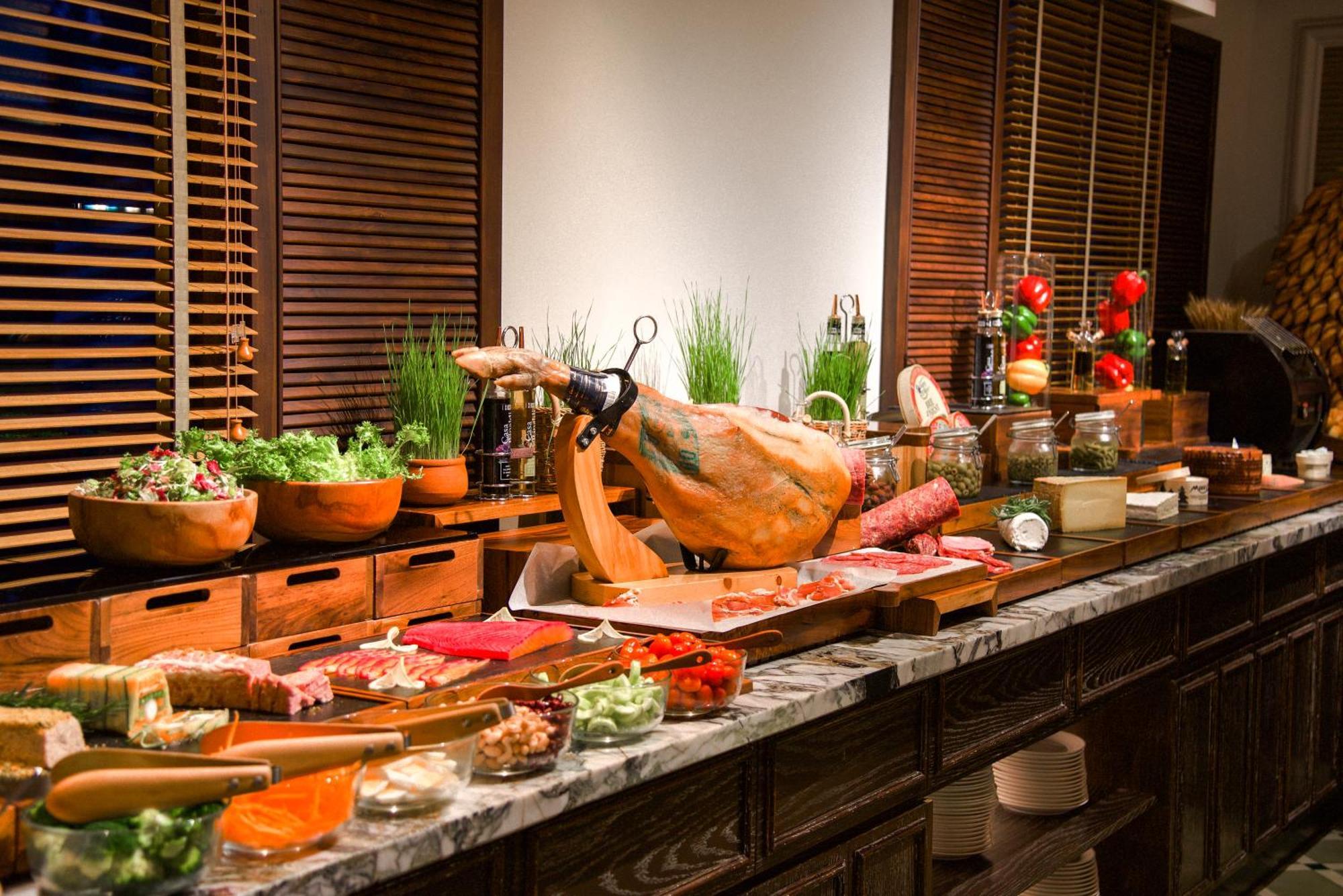 Mai House Saigon Hotel Хошимин Экстерьер фото A jamón ibérico bar