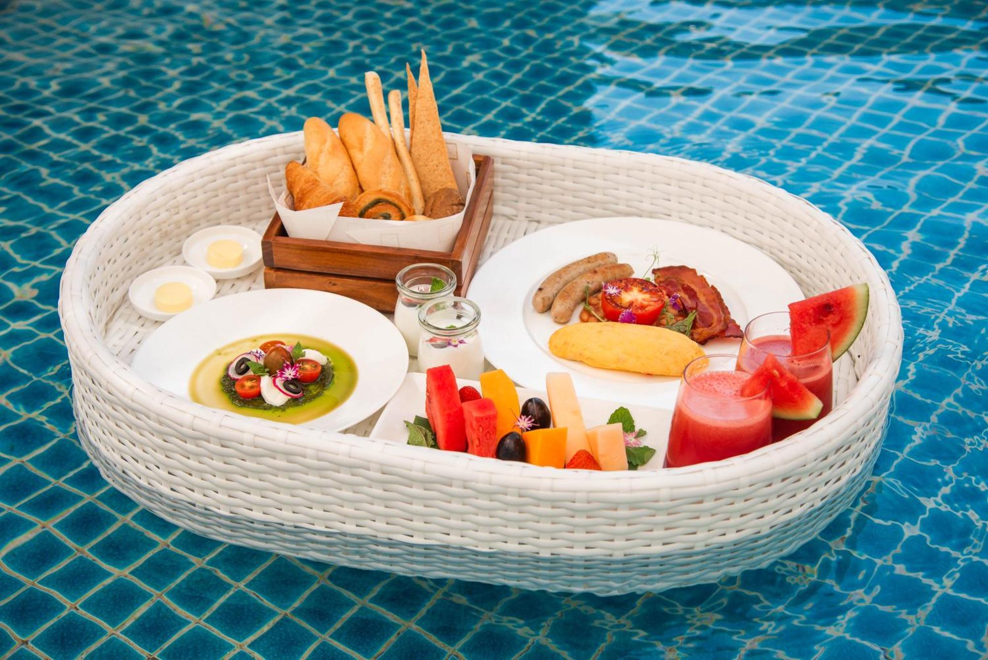 Mai House Saigon Hotel Хошимин Экстерьер фото A floating breakfast at a resort in Bali, Indonesia