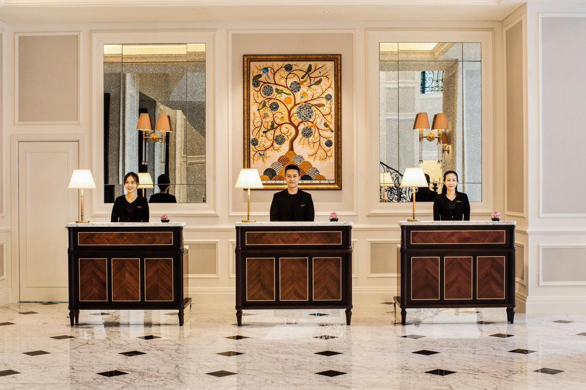 Mai House Saigon Hotel Хошимин Экстерьер фото Concierge desks at the Four Seasons Hotel, London