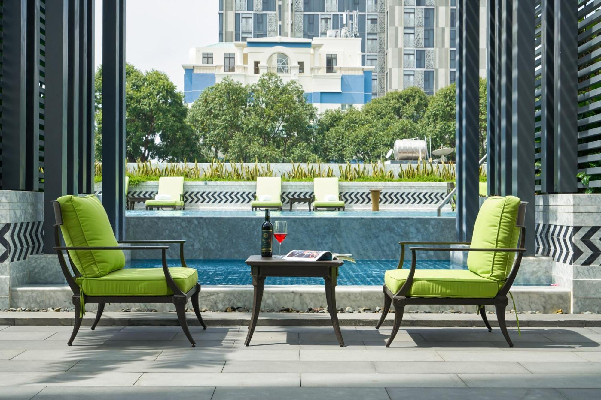 Mai House Saigon Hotel Хошимин Экстерьер фото The pool at the hotel
